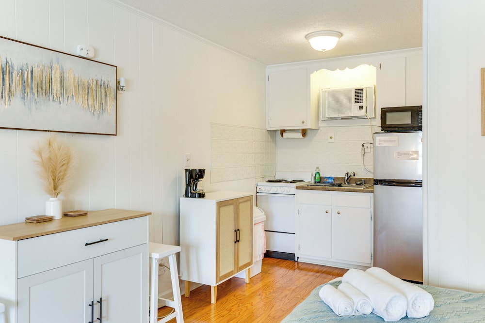 Walk to North Myrtle Beach: Studio w/ Pool Access!