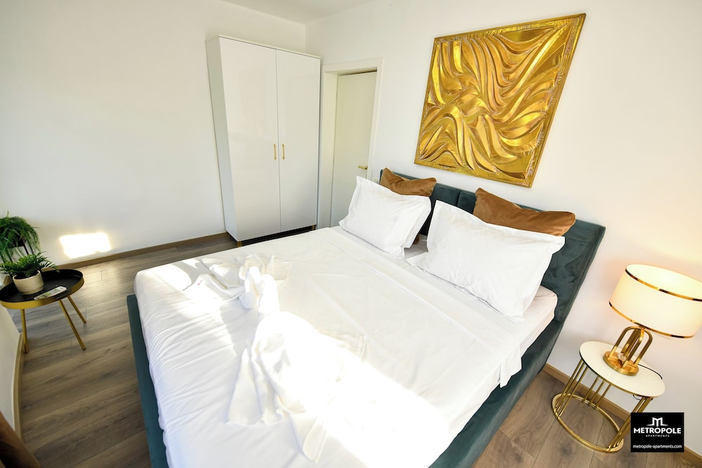 Metropole Apartments Central City