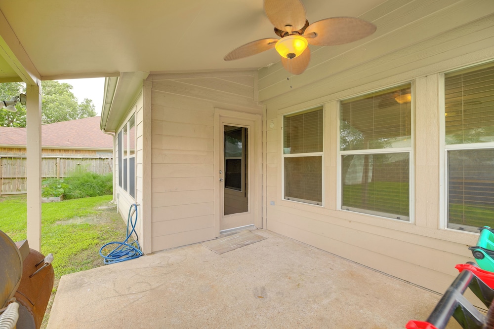 7 Mi to Downtown Baytown: Spacious Home w/ Yard