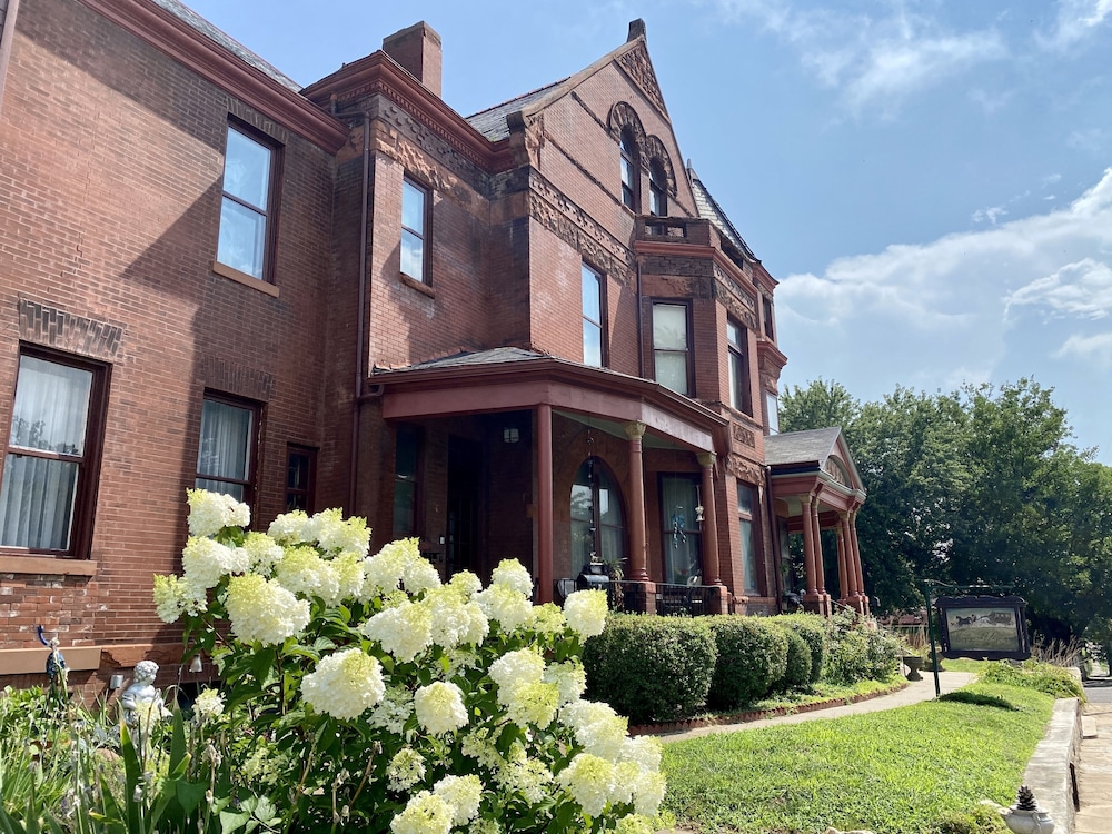 Vineyard Mansion & Carriage House Bed & Breakfast