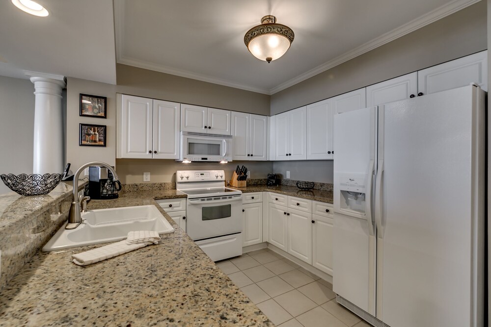 South Wind 301 4 Br condo by RedAwning