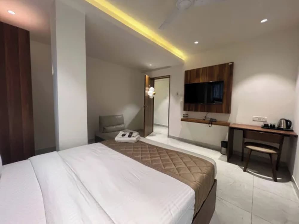Fabhotel Serenity I