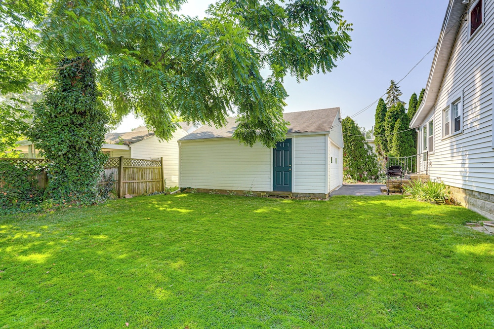 Walk to Private Beach: Lake Erie Retreat w/ Yard!