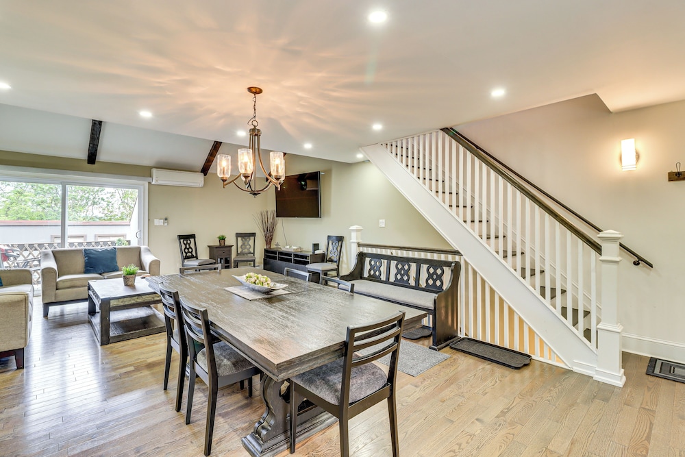 Modern Mountain Escape in Poconos: Walk to Slopes!