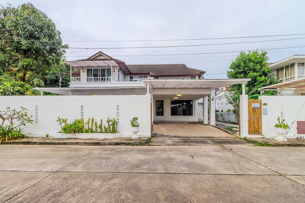 4BR with Pool Family BBQ Near Mall V260