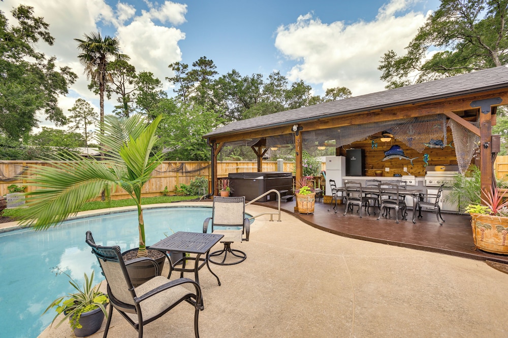 Outdoor Kitchen & Hot Tub: Tranquil Home in Humble