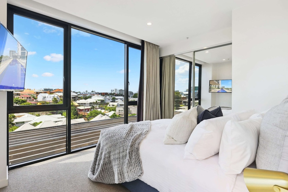 Stunning 1-bed by Victoria Park With Pool & Gym