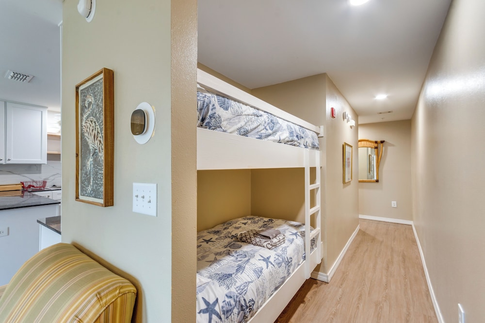 Walk to Beach: Condo in Pensacola w/ Pool Access