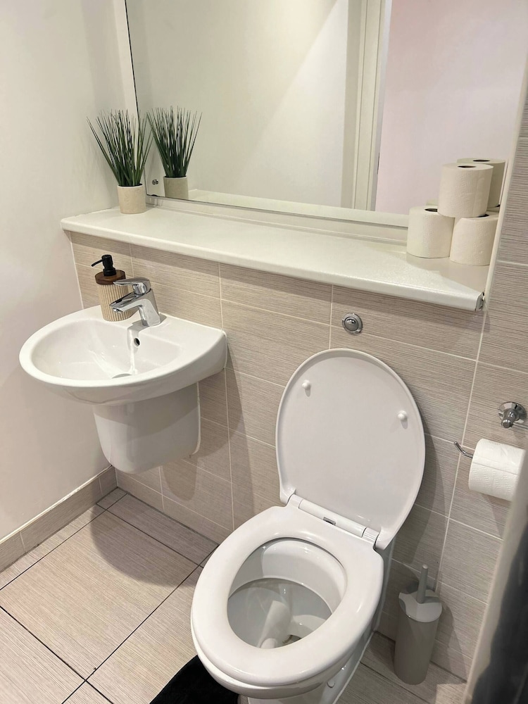Spacious MCR Apartment - Gym - Terrace - Games Room - Free Secured Parking