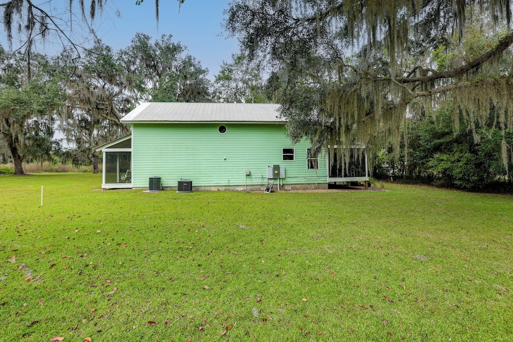 1/2 Mi to Sapelo River: Family Home w/ Large Yard