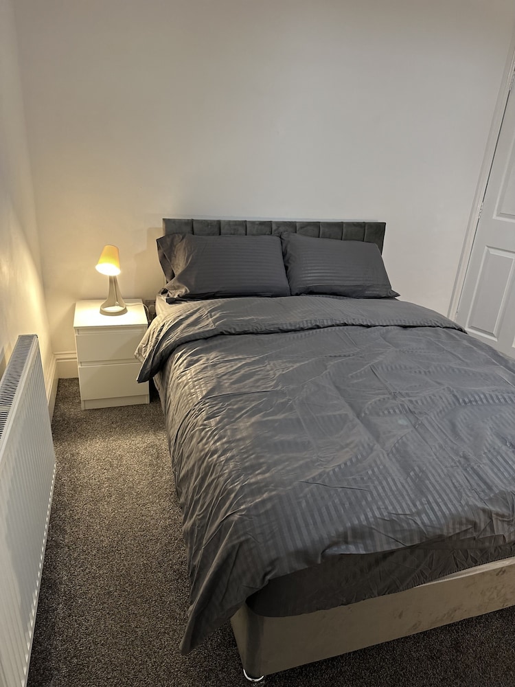 5-bed Apartment in Altrincham Near Airport view 5