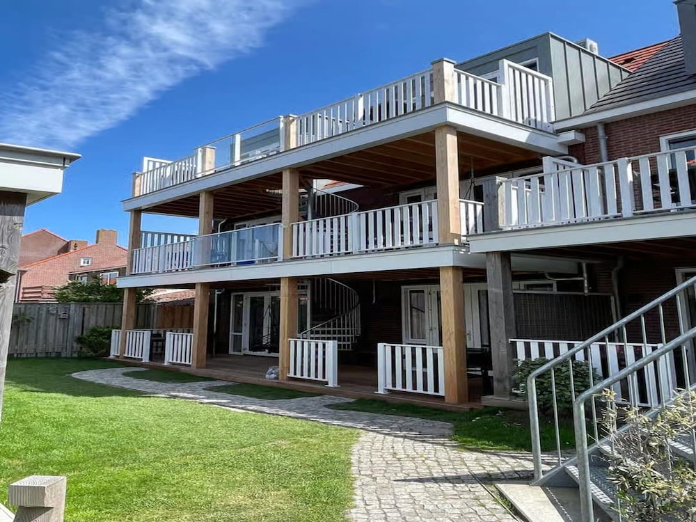 Lodge With a Magnificent View of the Dunes