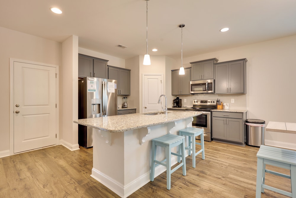 3 Mi to Sand & Surf: Ocean Isle Beach Retreat!