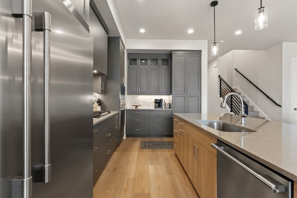 Canyon Country Oasis 6 Bedroom Townhouse
