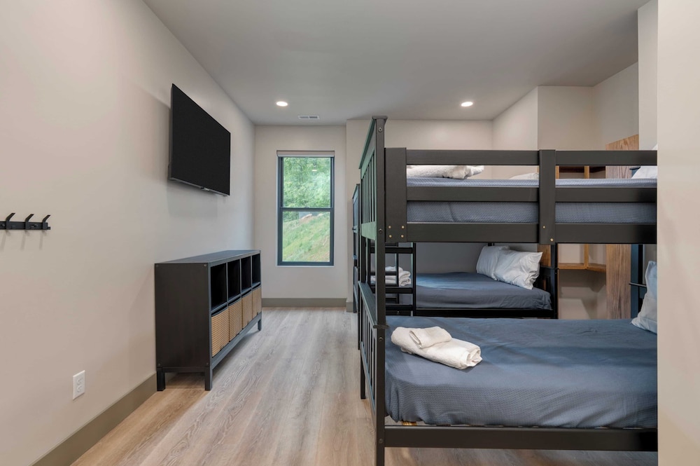 Luxury Group Retreat w/ Indoor Pool, Arcade & 56-mile Views Grand Vista Retreat
