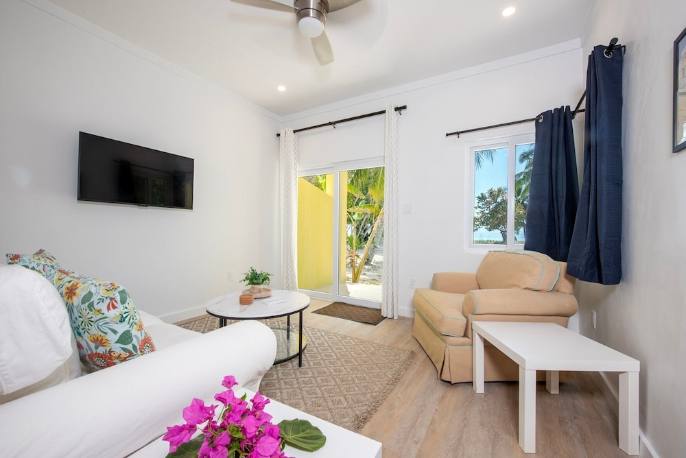 Laughing Bird Studio #7 - Brand New Stylish Apartment, Pool, Bea 1 Bedroom Condo, photo 56