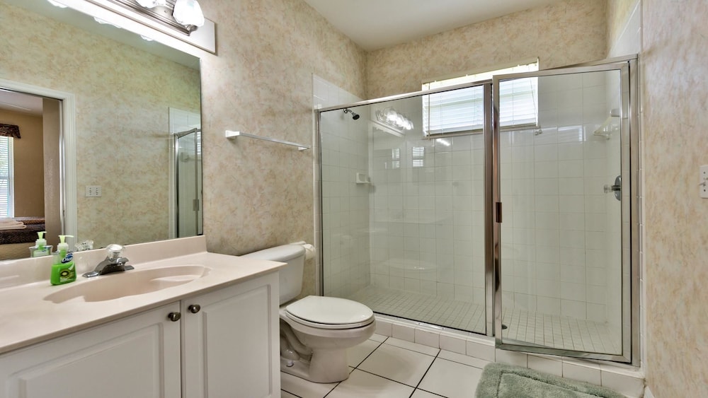 Solterra Vacation Rental: Luxury 3-BR Condo with Lake & Golf Views. Access to Luxury Pool, Hot Tub, and Golf Courses at Lely Resort. Close to Naples Beache