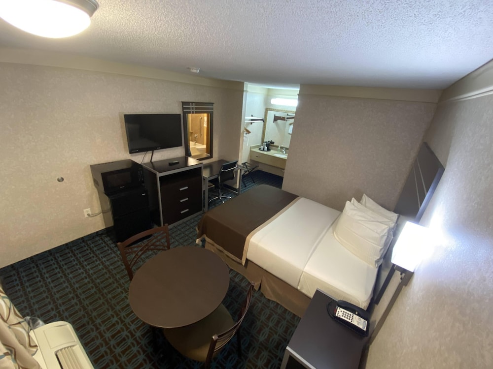 Deluxe Inn Fayetteville - I-95 Exit 49