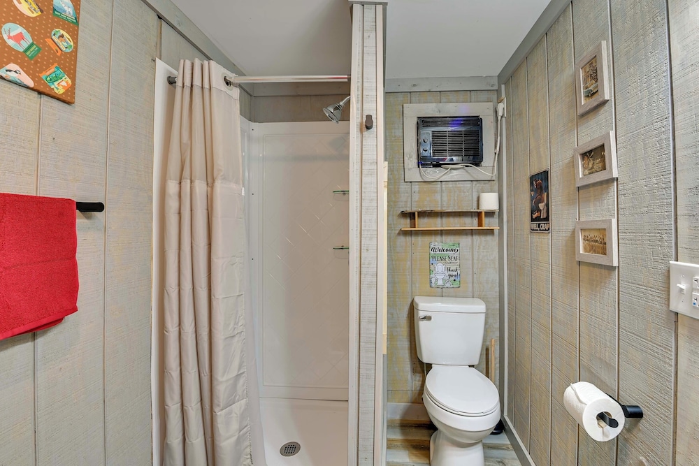 Secluded on 10 Acres: Livingston Getaway w/ Sauna!
