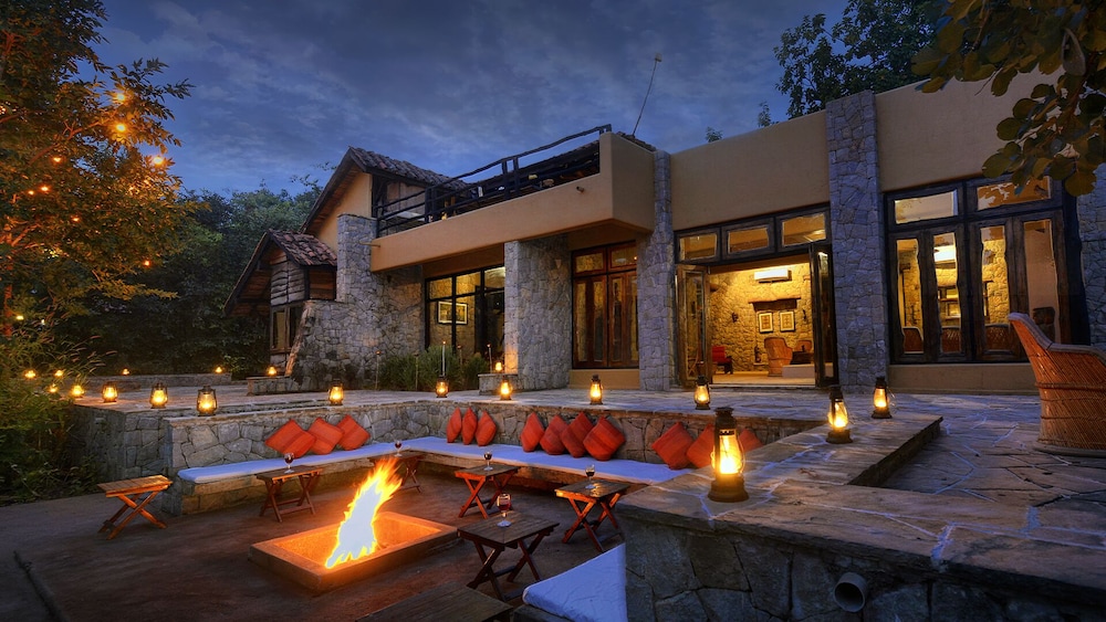 Pugdundee Safaris - Kanha Earth Lodge