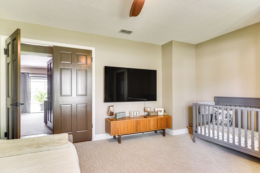 2 Blocks to Golf Course: Spacious Tampa Home!