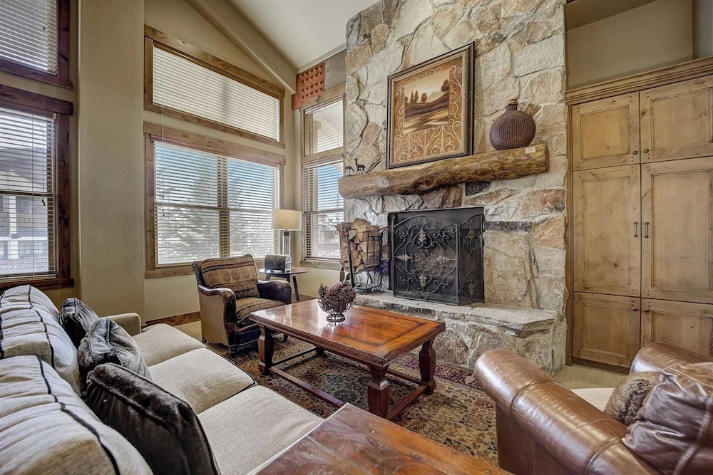 2 Condos Ski-in/ski-out at Deer Valley + Hot Tubs Mont Cervin by Avantstay