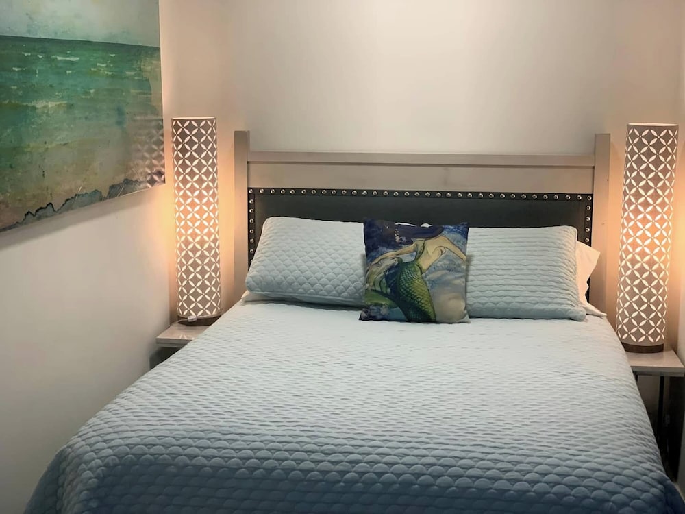 GIPH Mermaids Tale Sleeps 2 w Queen