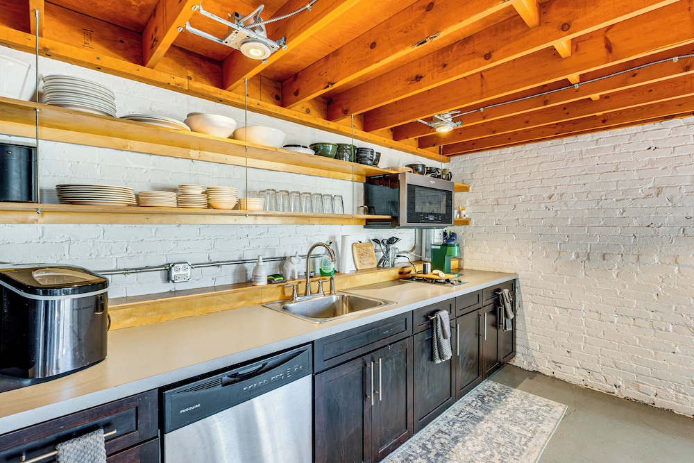 Walk to Huntington Center: 5,000-sq-ft Dtwn Apt