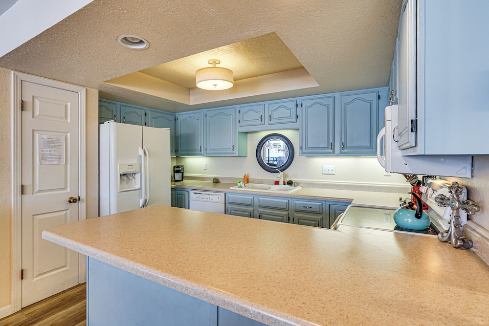 Boat Slip & Pool Access at Lake Ozark Condo!