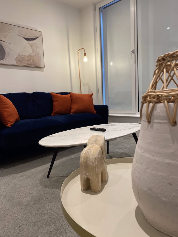 Lakeside - Central Apartment - Free Parking - Cinema Room