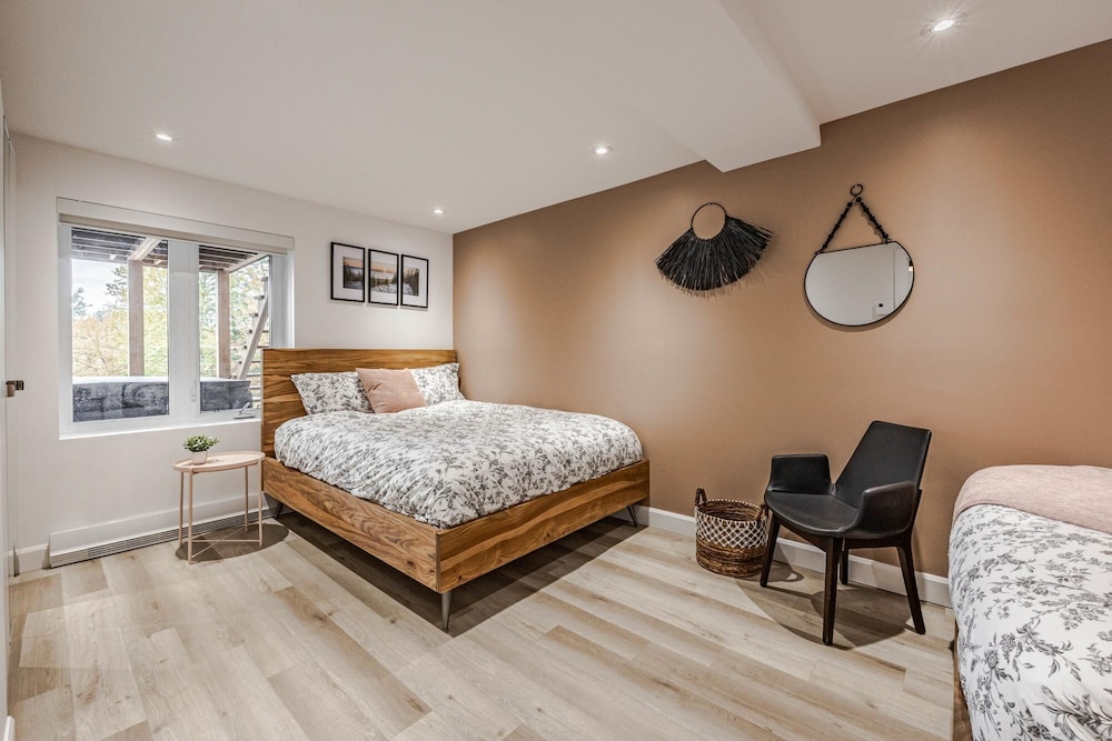 Valhalla - Scandinavian Style Chalet Directly on the Lake With Upscale Amenities and Private hot tub