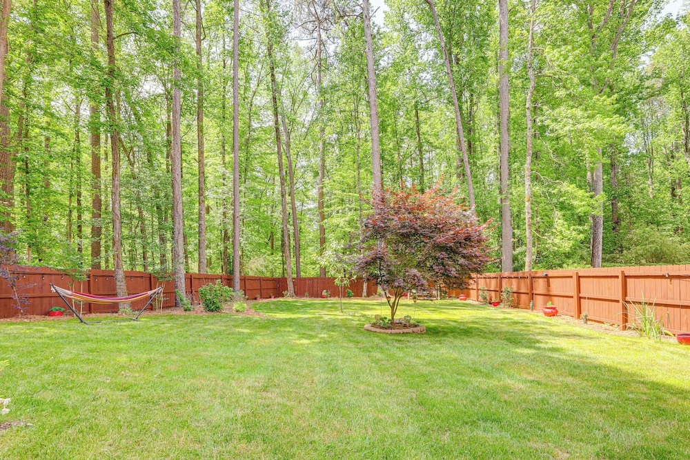 Spacious Yard & Bbq: Chic Escape in Lawrenceville!