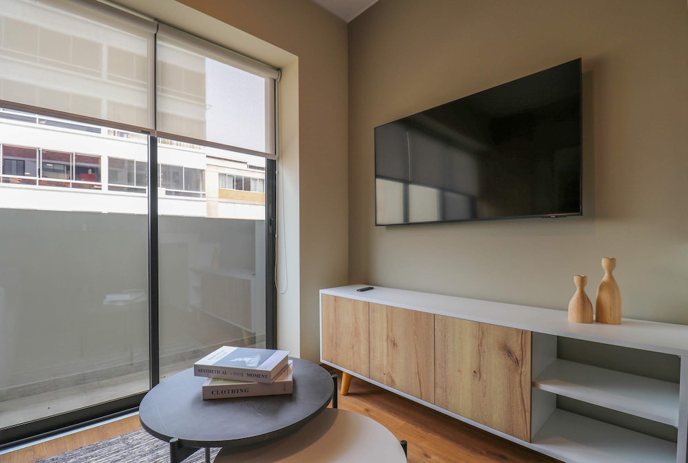 w Glorious 2BR w Perfect Balcony Near Kennedy Park