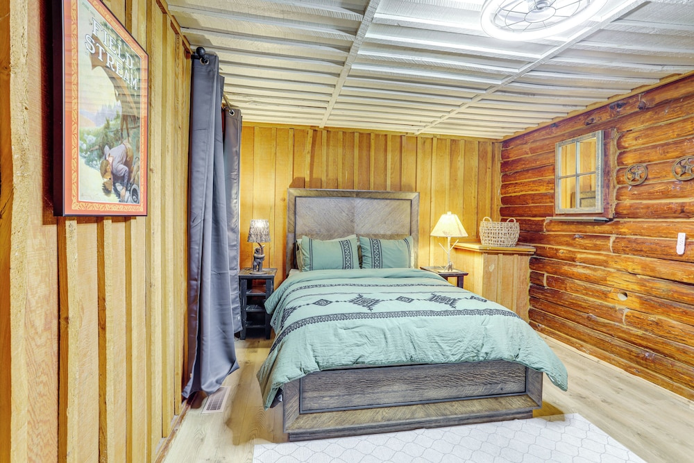 Deck & Views: Little Red River Retreat!