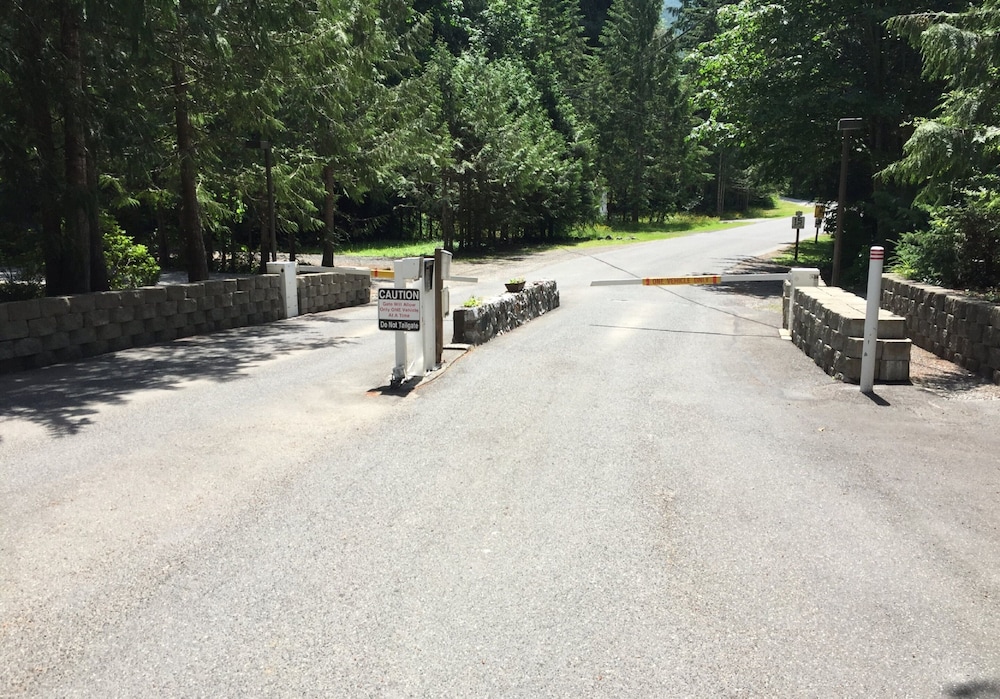 99MBR - Hot Tub - WiFi - Pets Ok - BBQ - Sleeps 6 view 4