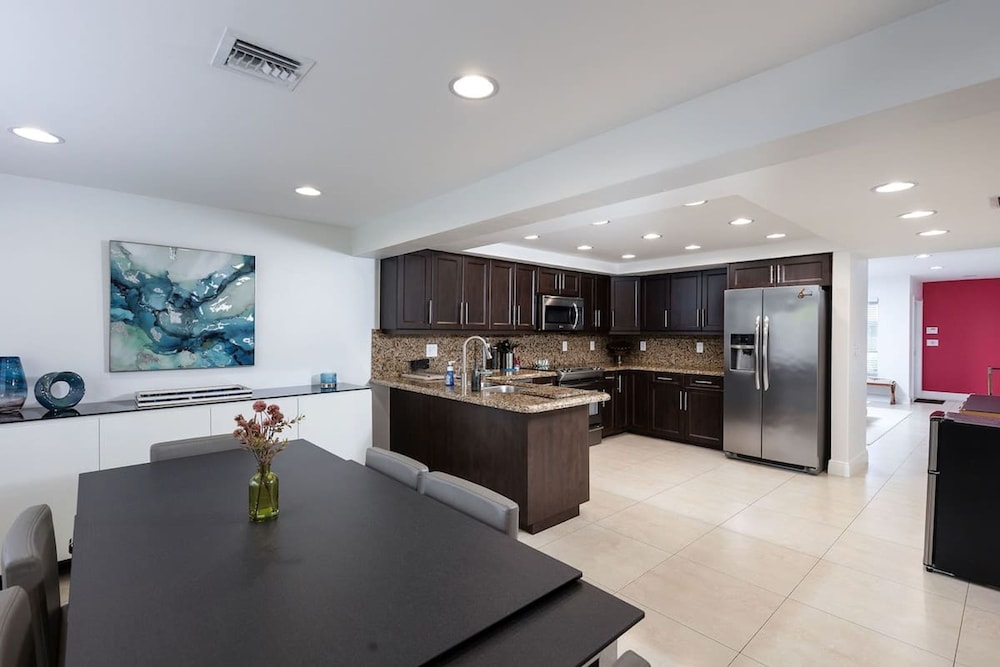 Welcome to Your Fort Lauderdale Retreat 2bed 2bath