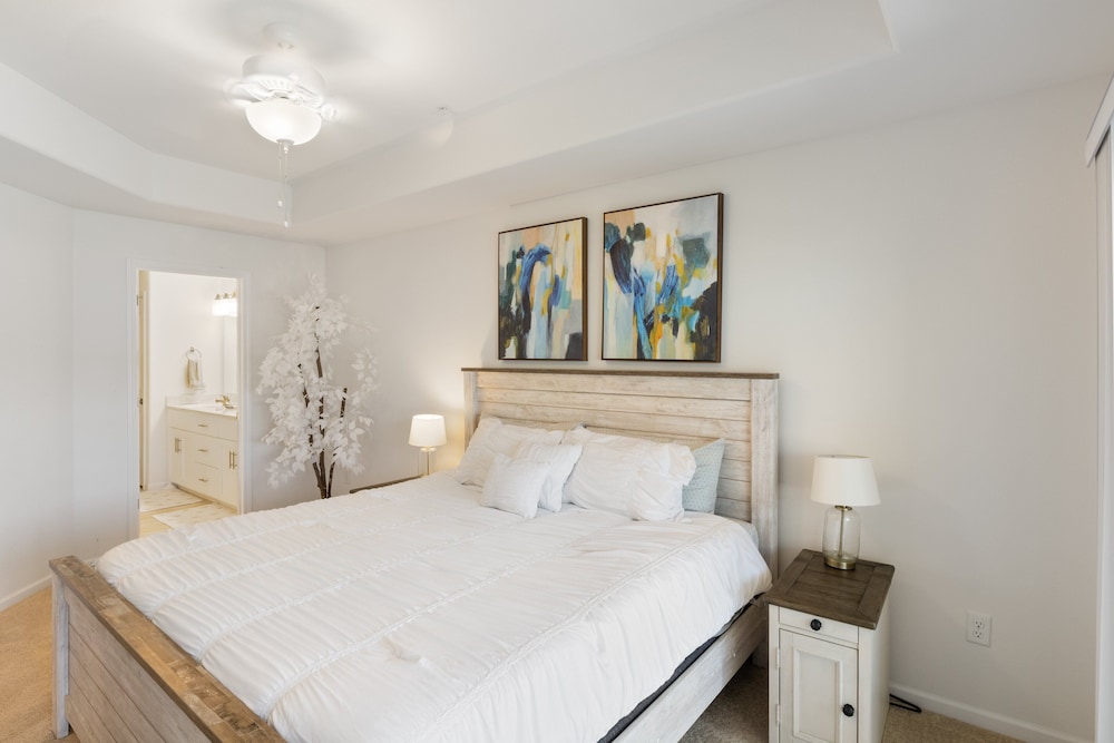 Central Location, Pool Access & Breathtaking Views
