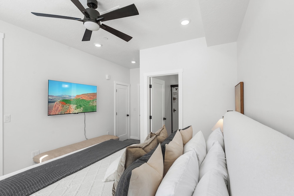 Brand New! Desert Cliff Sleeps 20 Guests!