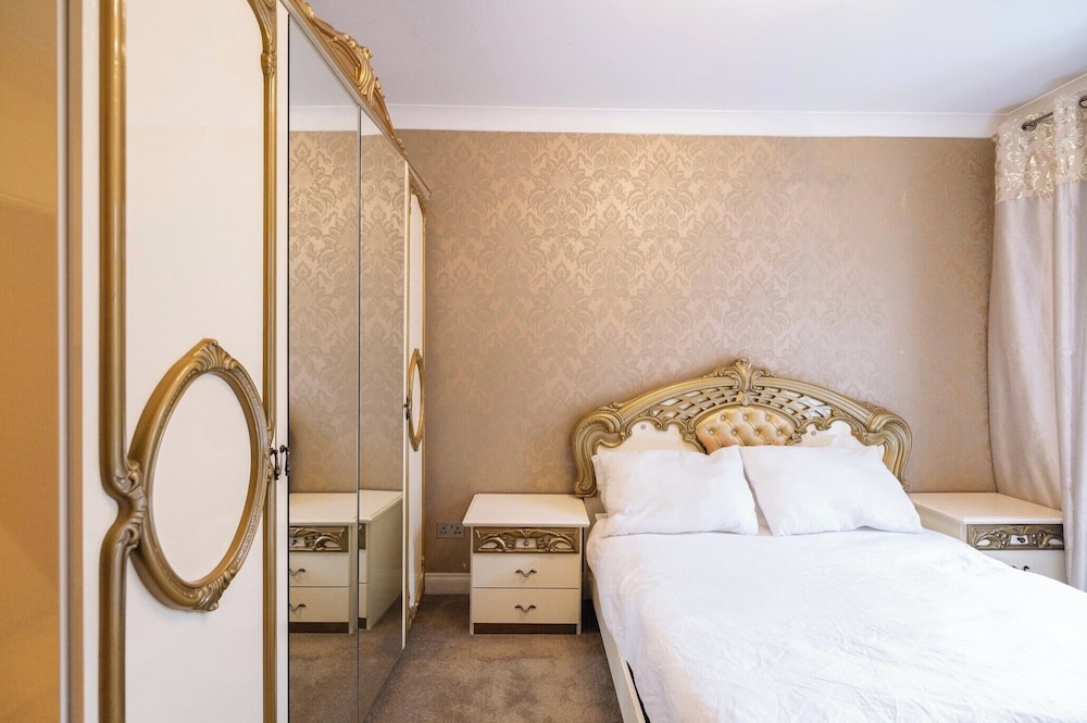 Chic London Apartment in Brown Hart Gardens