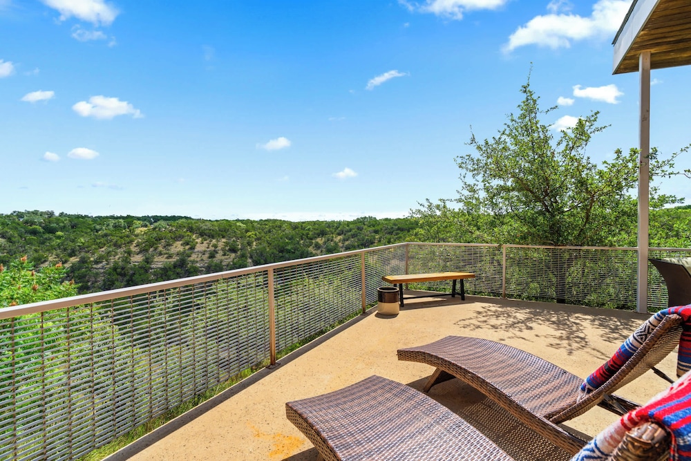 Luxury 4BR Hilltop Retreat Hot Tub & Scenic Views