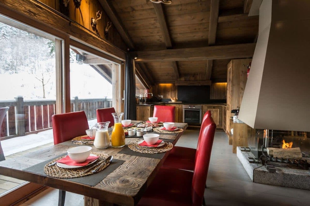 Luxury 3 Bedroom Chalet Jacuzzi Sauna