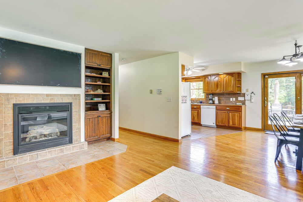 Home Theater & Game Room: Home in Glen Wild!