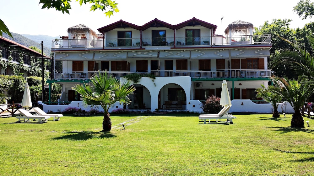 Studios & Apartments Efrosini