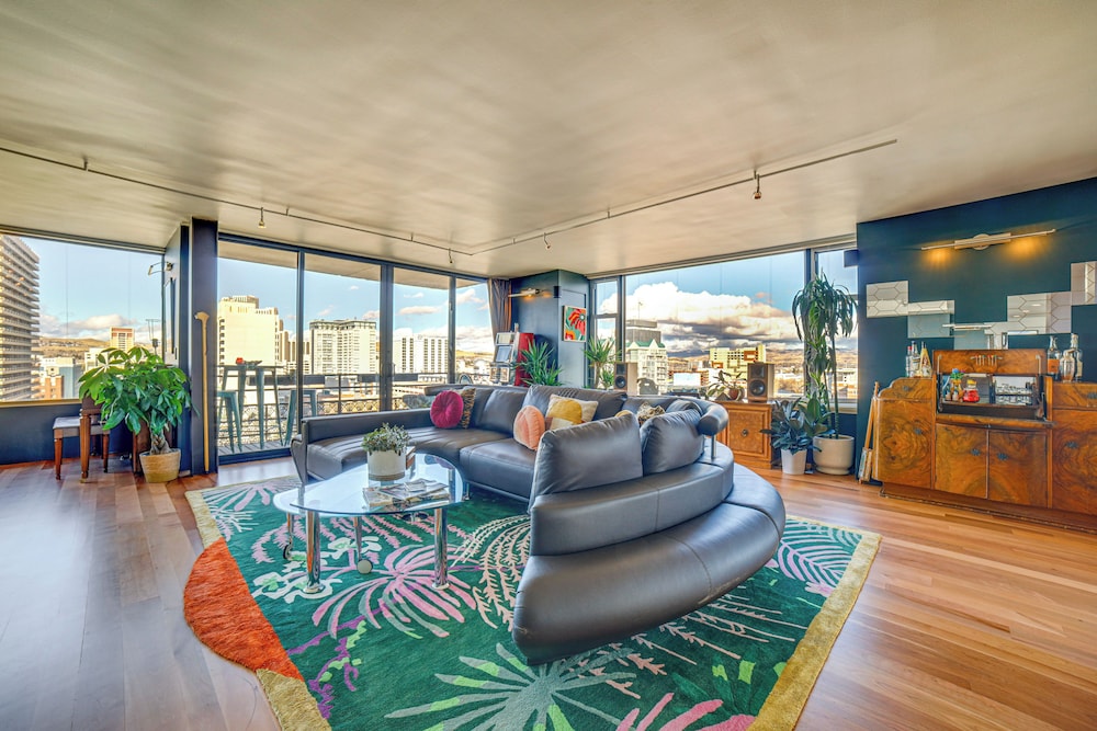 Luxe Dtwn Reno Penthouse ~ 3 Mi to Casinos!