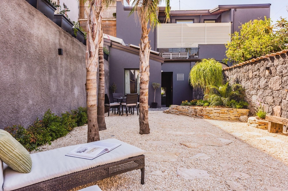 Leone Apartment With Garden by Wonderful Italy