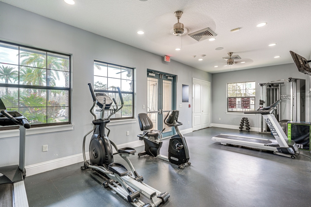 Near Disney & Legoland: Spacious Poolside Oasis!