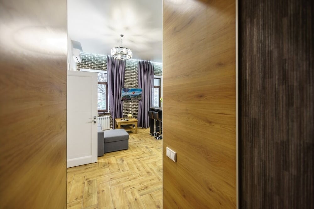 KievApts Pushkinskaya 10 view 4