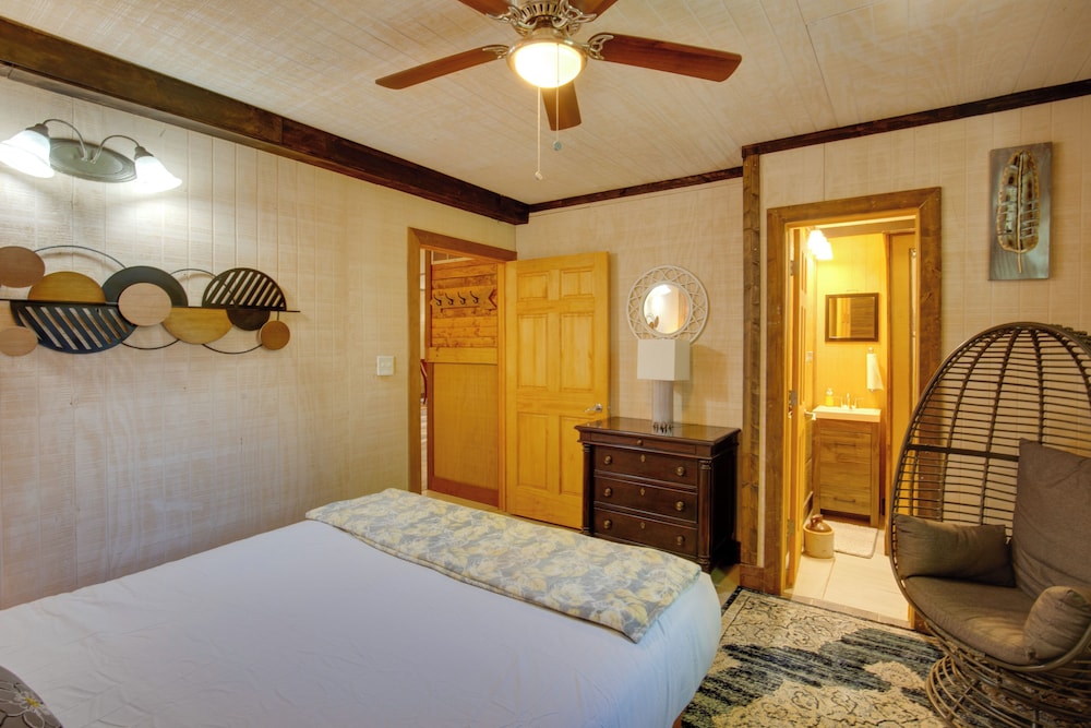 'bayview' - Lakefront Family Cabin in Odessa!
