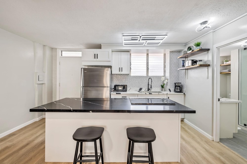 Stylish 2 Bedroom in the Heart of Waikiki
