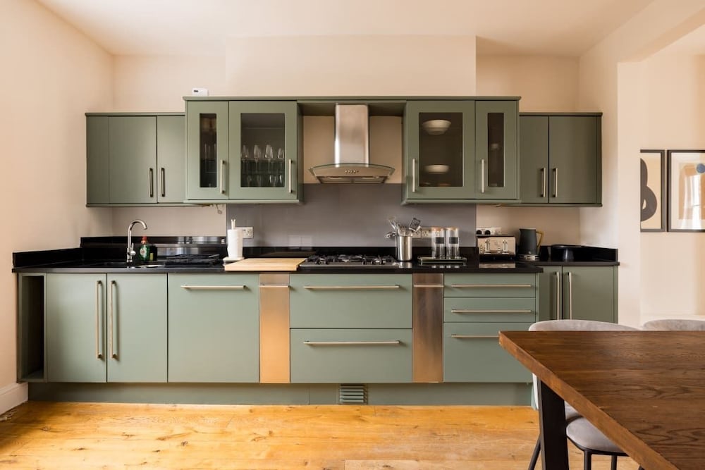 The Chelsea Nest - Stylish 2bdr With Balcony